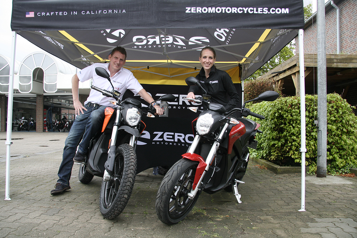 Hochleistungs-Bikes von der Steckdose die Marke Zero bei Tecius & Reimers auf dem Foto sind Zero-Marketingmanagerin Rosanne Braams mit Robert Reimers, Motorradexperte und Geschäftsführer von Tecius & Reimers Automobile