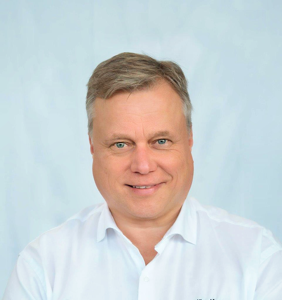 Jörn Kosney ein Bild des Mitarabeiters. Portrait.