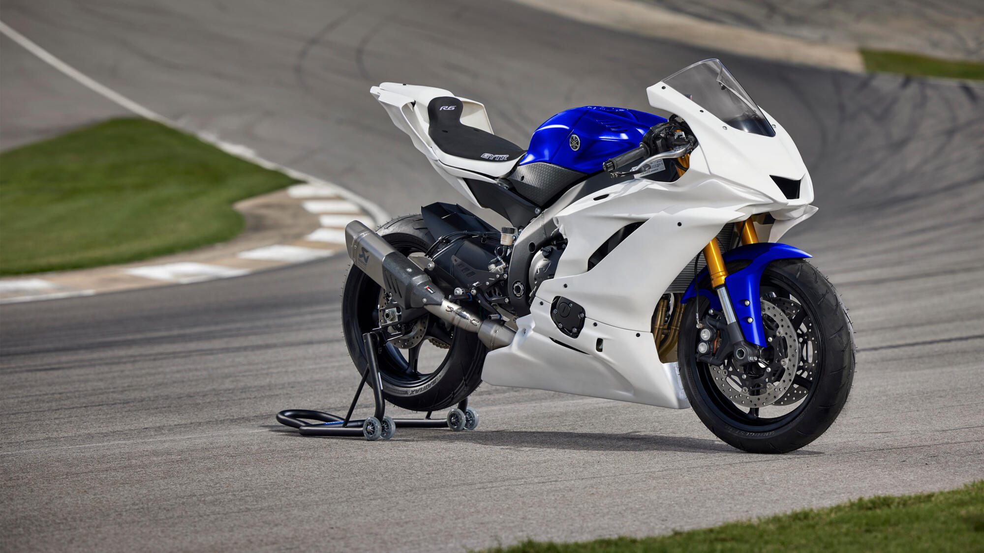 2024-Yamaha-YZF600R6RGYTR-EU-Primer_White-Static-001-03