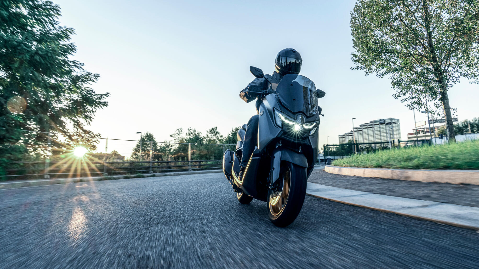 2026-Yamaha-G150SV-EU-Crystal_Graphite-Action-001-03