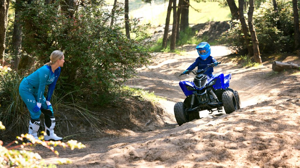 2026-Yamaha-YFM110R-EU-Racing_Blue-Action-001-03