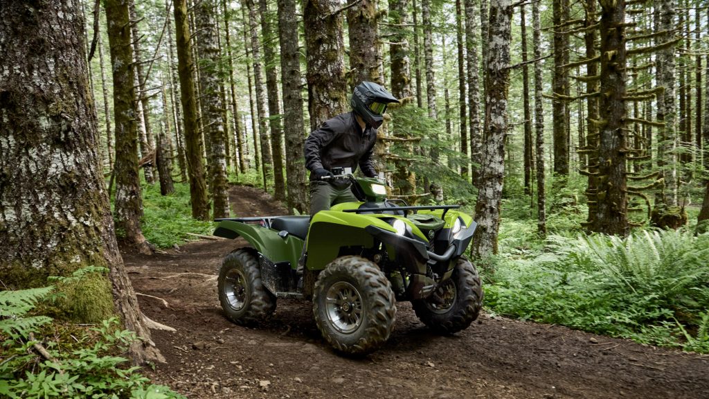 2026-Yamaha-YFM700FWAD-EU-Tactical_Green___Acid_Green-Action-001-03