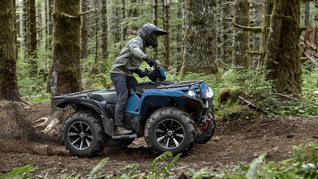 2026-Yamaha-YFM700FWAD-S-EU-Dusty_Blue-Action-001-03