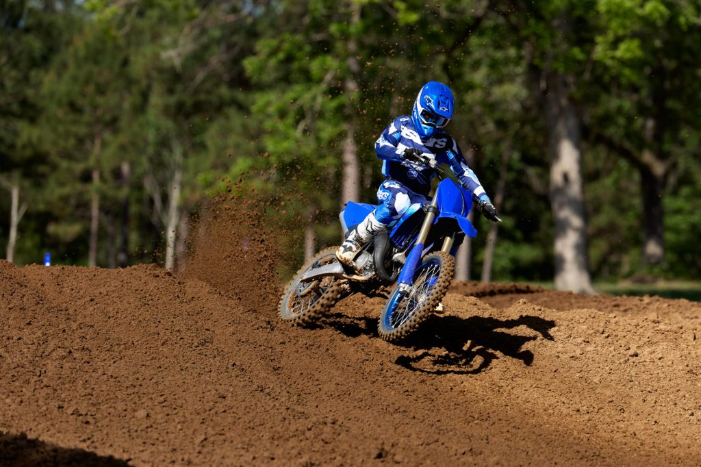 2027-Yamaha-YZ125LC-EU-Icon_Blue-Action-001-03