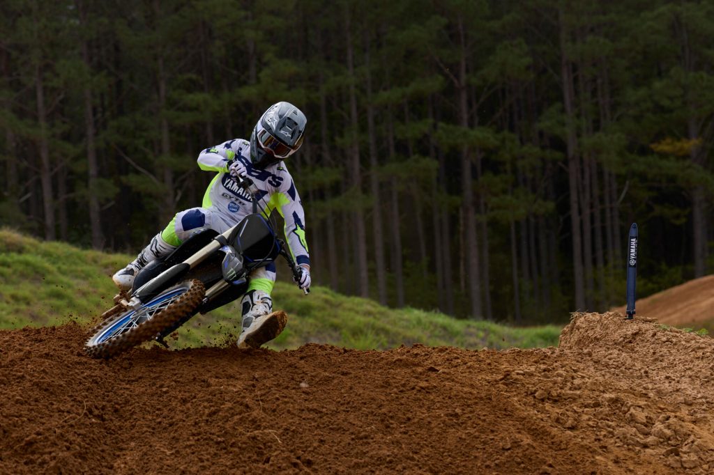 2027-Yamaha-YZ125LCSV-EU-Monster_Black-Action-001-03
