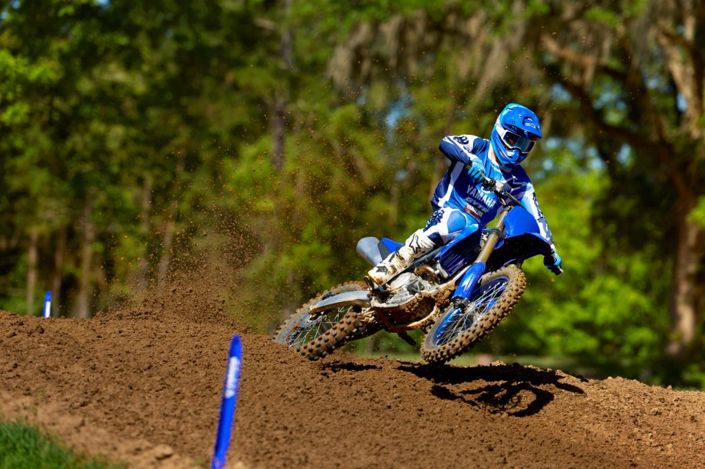 2027-Yamaha-YZ250F-EU-Icon_Blue-Action-001-03