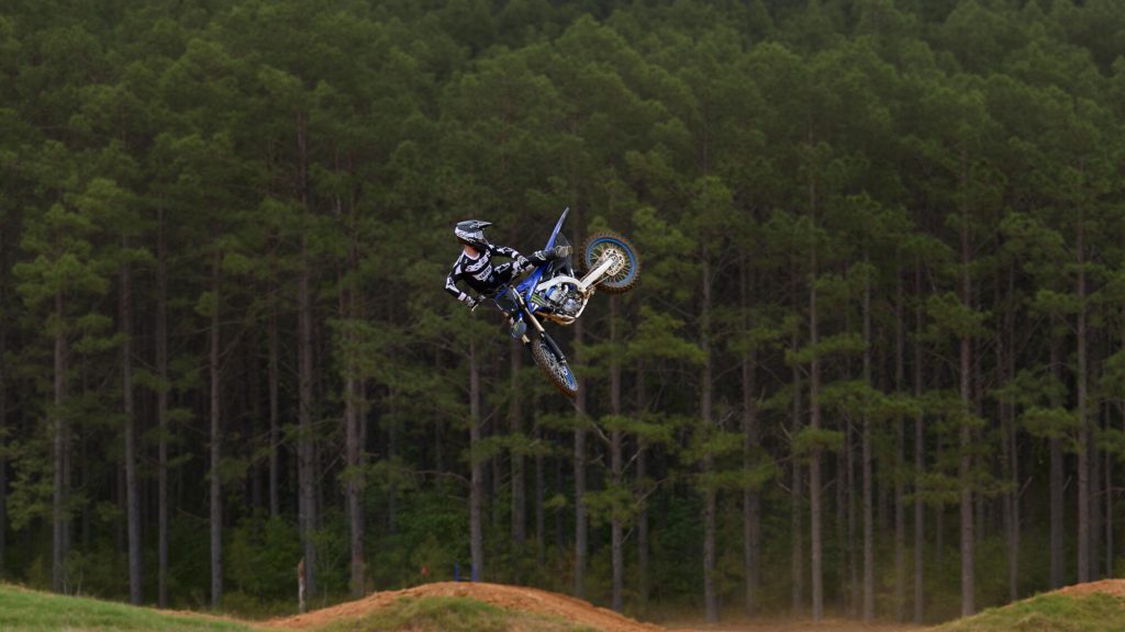 2027-Yamaha-YZ250FSV-EU-Monster_Black-Action-001-03