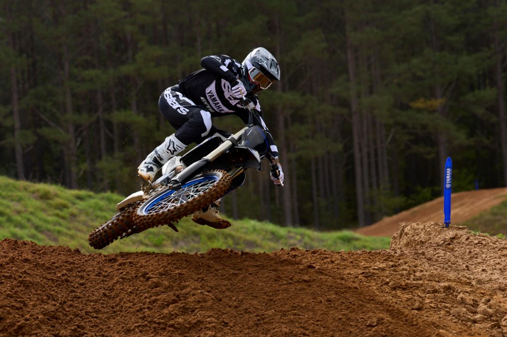 2027-Yamaha-YZ450FSV-EU-Monster_Black-Action-001-03