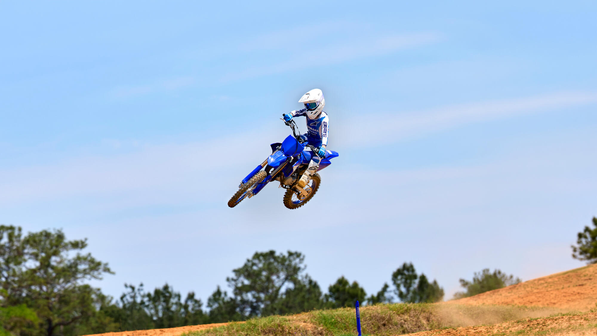 2027-Yamaha-YZ85LW-EU-Icon_Blue-Action-001-03